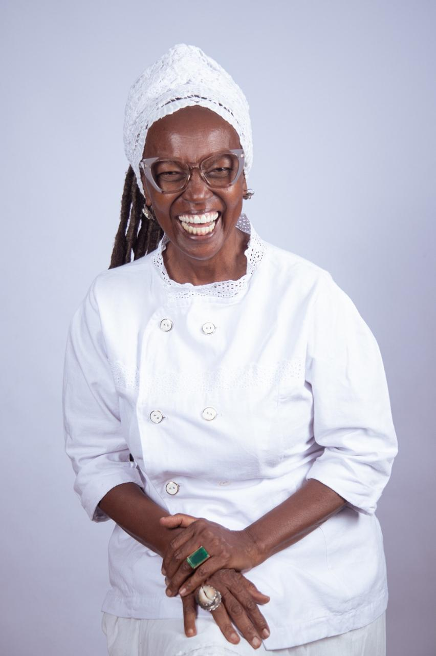 Chef Solange Borges de jaleco branco em sua cozinha